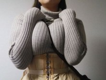 Появи се нова секси мода, практикувана от девойки с големи гърди