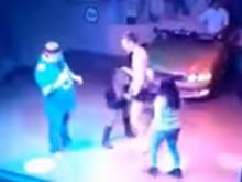 Момиче направи фелацио на непознат на сцената на нощен клуб (18+)
