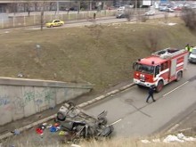 Кола излетя от мост в София, жена е с опасност за живота!
