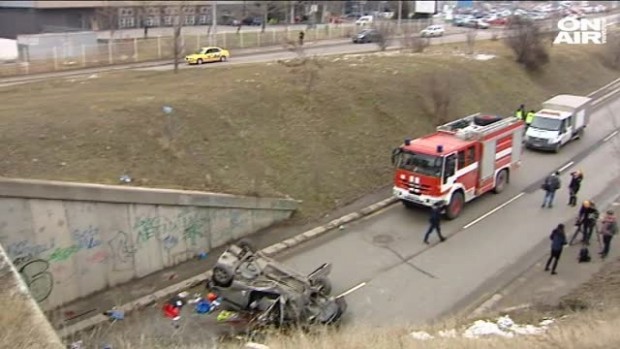 Кола падна от мост в София. Инцидентът е станал близо