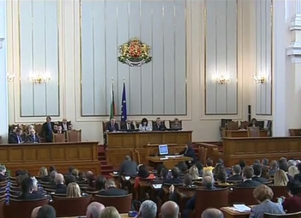 Средната заплата на българските депутати се вдига с 297 лв