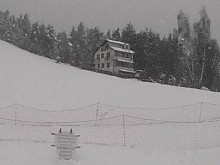 Снегът пак подмина Пловдив, вижте бялата красота на хижа "Здравец"