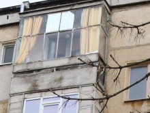 Братът на застреляната банкерка изпадна в ярост, хвърля дрехи през балкона