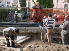 Антично помещение, бронзови монети, османски съдове - това се показа под паважа на "Отец Паисий"