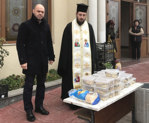 Преди големия православен празник Неделя Сиропусна Сирни Заговезни пред храма