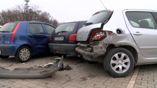 БМВ помете три автомобила на служебен паркинг в Казанлък Инцидентът