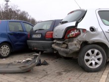 От бързане за работа: БМВ помете три автомобила на служебен паркинг