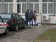 Мъртъв човек е открит пред поликлиника в Пловдив!