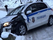 Патрулка замесена в неприятен инцидент! Изкараха виновен друг - карал много бавно!