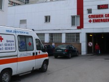 Млад мъж е в пловдивска болница след бой за девойка с други двама!