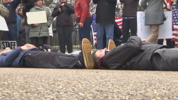 Ученици се престориха на мъртви в протестна демонстрация пред Белия