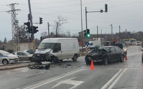 Фейсбук
Бус и лек автомобил БМВ се удариха на кръстовището за Виница съобщиха