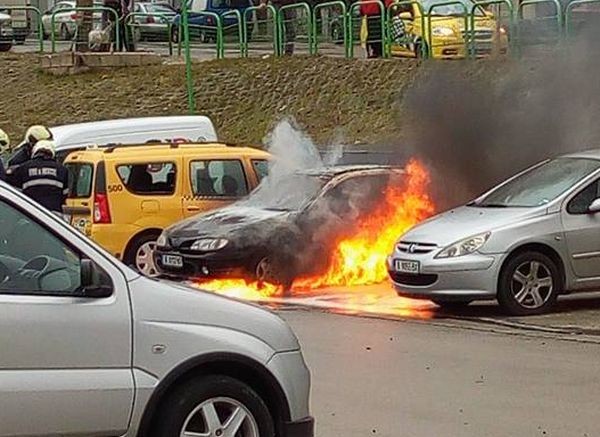 Фейсбук
Стар автомобил Рено е пламнал като факла на паркинга на