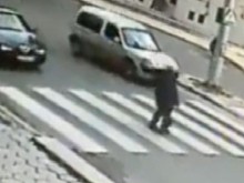 Войната продължава! Млада жена е със счупен крак, блъснаха я на пешеходна пътека в Пловдив