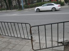 Уникум! Срязаха оградата на "Шести септември", сложиха й резе