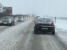 Положението по Асеновградско шосе е трагично, колите едва пъплят!