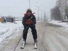 Луда глава подкара ски из София, теглен от автомобил!