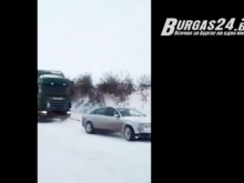 Ауди тегли закъсал ТИР в преспите! И това е възможно по родните пътища!