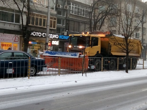 Varna24 bg  Още снощи по улиците и булевардите се виждаха много снегорини