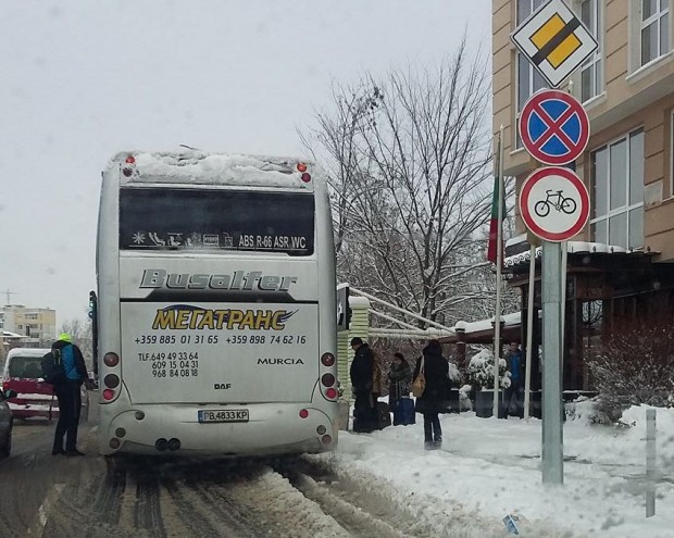 Шофьор на автобус предизвика страхотно задръстване в Пловдив и скъса