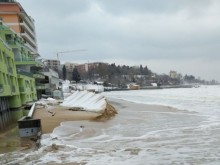 Огромни вълни отнесоха Южния плаж в Несебър, разрушиха заведения и стигнаха до хотелите
