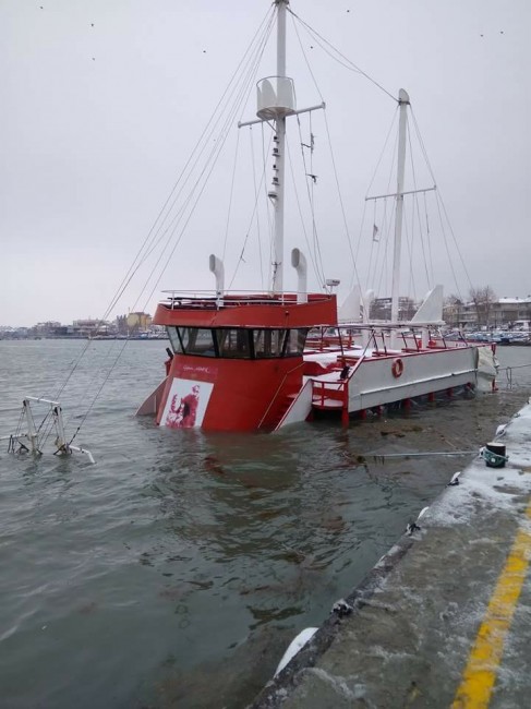 Корабчето "Кук" е понесло сериозни щети от бурята снощи. Очевидци
