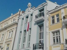 Гигантска мартеница се появи на емблематична сграда на Главната
