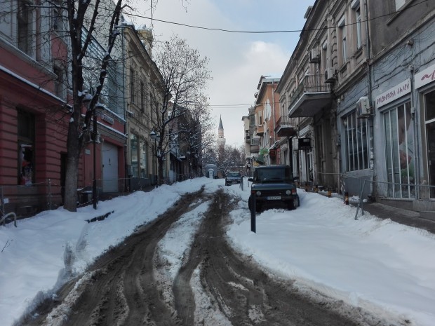Снегът спря работата по Отец Паисий затворената обаче улица се оказа идеална