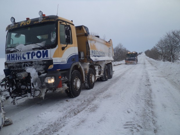 Някои пътища във Варненска област остават затворени заради обилните снеговалежи