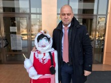 Честит празник! Кметът на "Тракия" прегърна Баба Марта
