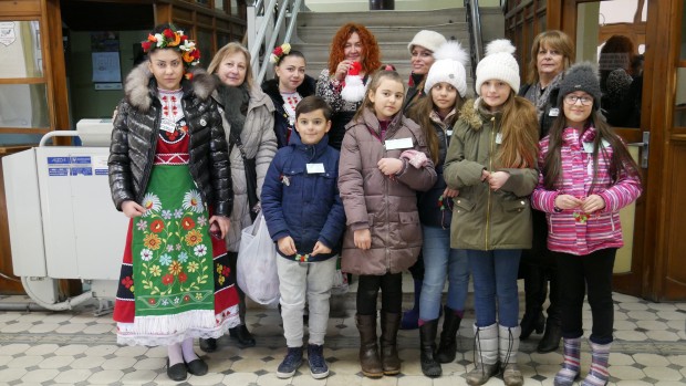 Деца от работилнички и школи на пловдивските читалища закичиха служителите