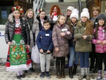 Деца от пловдивски читалища закичиха служители на Общината
