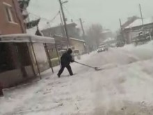 Пловдивчанка: Вижте ги в "Прослав" как си изхвърлят снега на пътя!