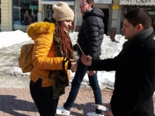 Младежи изненадаха приятно минувачи по Главната