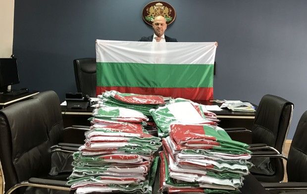 150 нови знамена бяха доставени тази сутрин в кабинета на