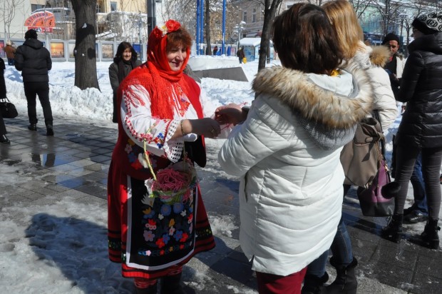 Днес на главната бургаска улица Александровска освен слънце изгряха и