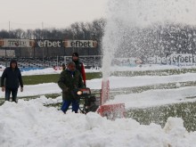 Вижте как атрактивно чистят снега от терена на стадион "Локомотив"