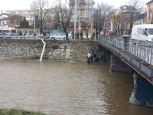 Патрулка падна във Владайската река в центъра на София, има пострадали