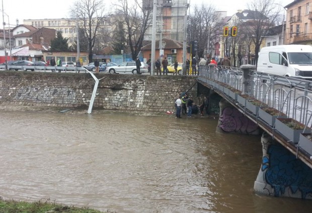 виж галерията
Патрулка е паднала във във Владайска река в участъка
