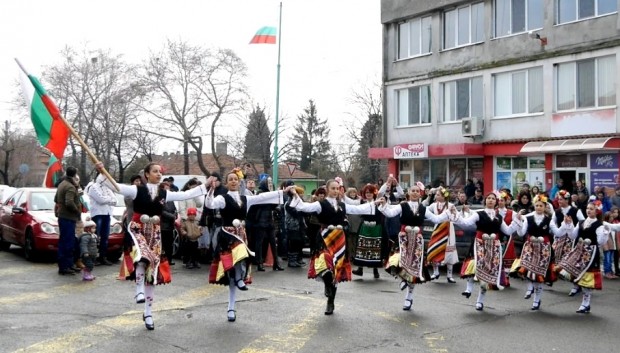 Burgas24 bg организаторът на Българовското шествие Пламен Карашев за двете близначки