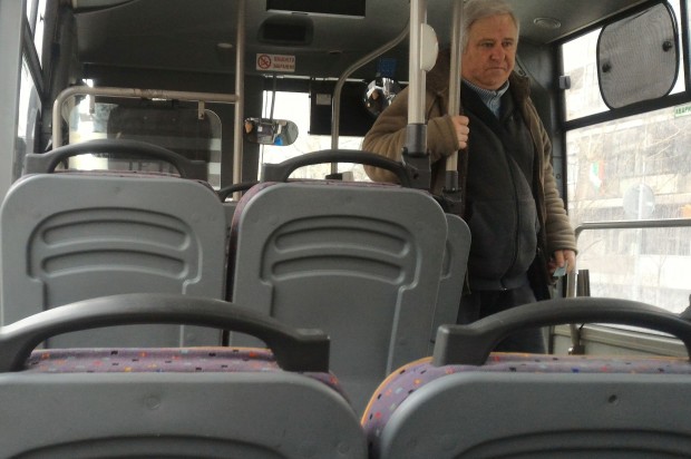 Супер кондуктор създава страхотно настроение в автобус от масовия градски