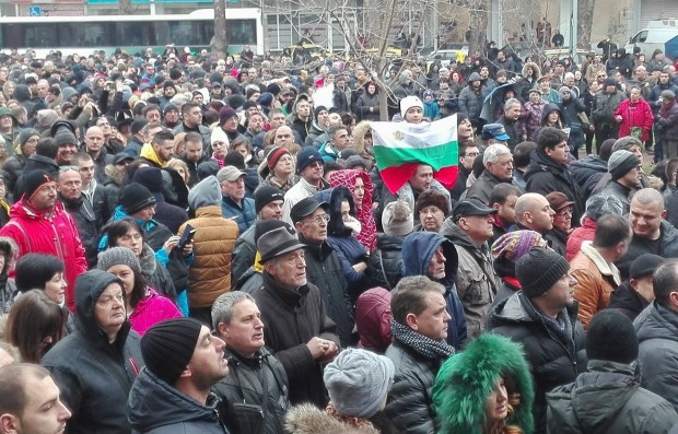 Протестиращите на площада пред 2 ро районно в Пловдив настояха институциите