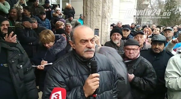 Депутатът Павел Шопов е на протеста в защита на д-р