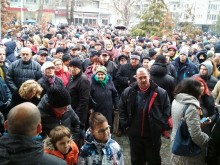 Протестиращите тръгват към прокуратурата, за да искат освобождаване на д-р Димитров