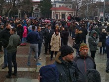 Няколко хиляди пловдивчани пристигнаха на протест пред прокуратурата в подкрепа на д-р Димитров