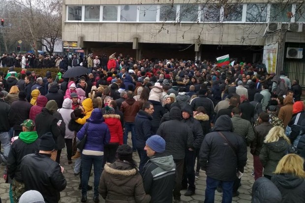 Протестиращите обсадиха входа на прокуратурата в Пловдив и настояват дежурния