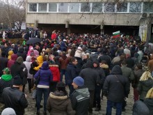 Протестиращите обсадиха входа на прокуратурата! Настояват за разговор с прокурор и шефа на полицията