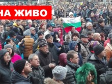 Бяхте на живо с Plovdiv24.bg: Хиляди протестираха и шестваха в Пловдив в подкрепа на д-р Димитров