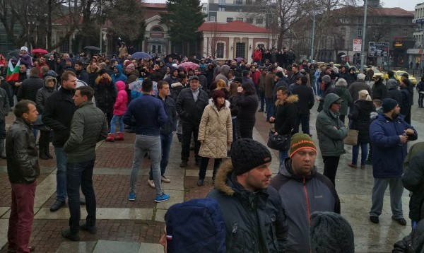 в Пловдив хиляди се вдигнаха в защита на медикаДемонстрантите издигнаха
