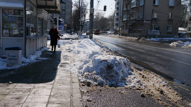 Отстраняването на пораженията по улиците нанесени от обилния снеговалеж започна